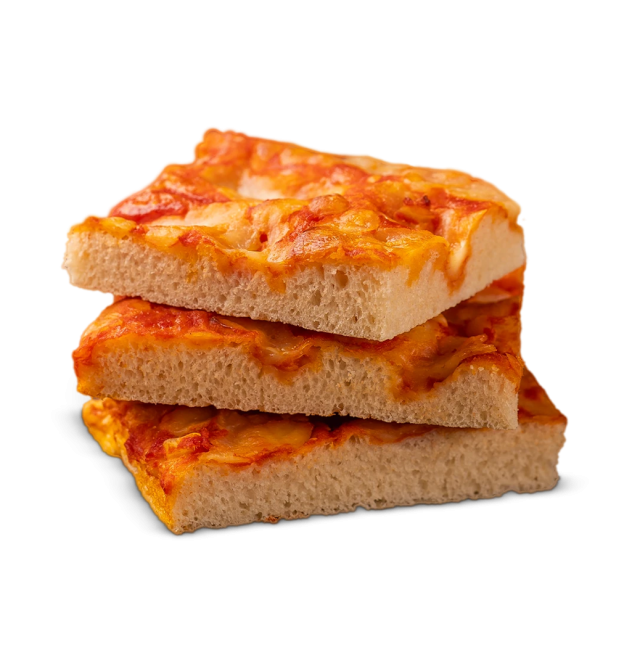 Három vastag négyzet alakú szicíliai pizzaszelet paradicsomszósszal és olvasztott sajttal, fehér háttéren