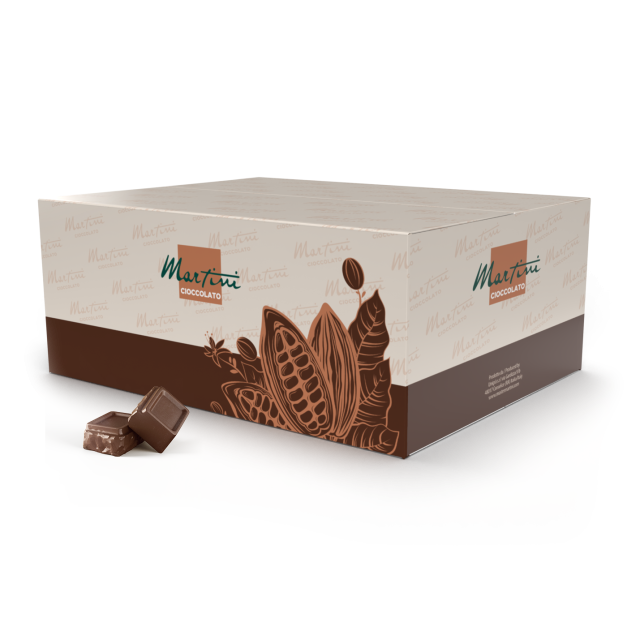 Krémszínű-barna Martini Cioccolato doboz kakaóbab-grafikával, mellette két tejcsokoládé kocka.
