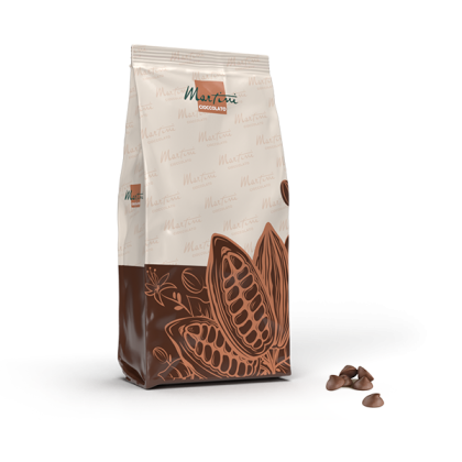 Martini Cioccolato zacskó kakaóhüvely-illusztrációkkal, mellette egy kis halom csokoládécseppel.
