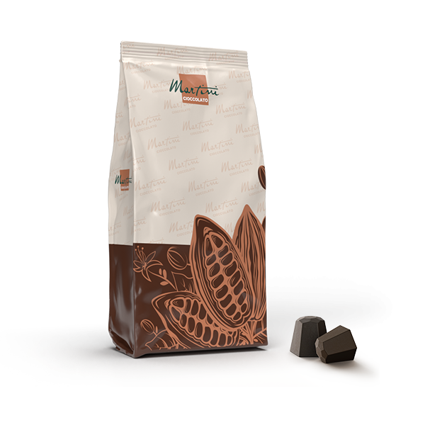 Krém-barna Martini Cioccolato csomagolás kakaóbab-illusztrációkkal, mellette két étcsokoládé.