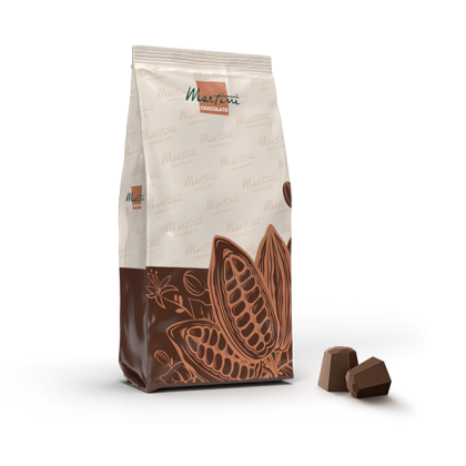 Martini Cioccolato csokoládé zacskó kakaóhüvely mintával, mellette két csokoládébonbon fehér háttéren.
