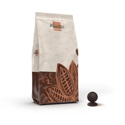 Martini Cioccolato csokoládécseppek zacskója kakaóhüvely mintával, mellette egy önálló csokoládécsepp fehér háttéren.