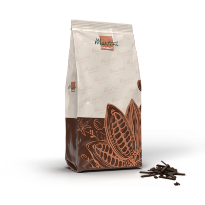 Martini Cioccolato állótasak kakaóhüvely grafikával, mellette apróra vágott étcsokoládé halom.