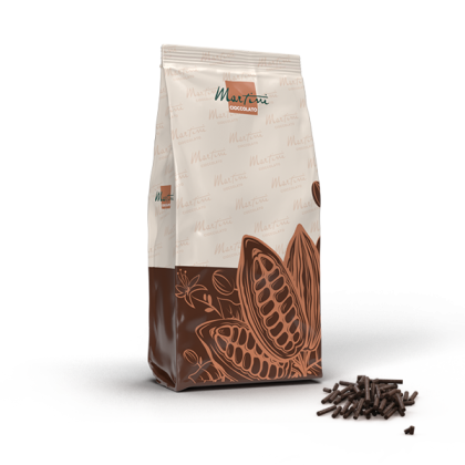 Álló tasak Martini Cioccolato márkájú csokoládéval, kakaóbab-grafikával, mellette csokoládéforgács.