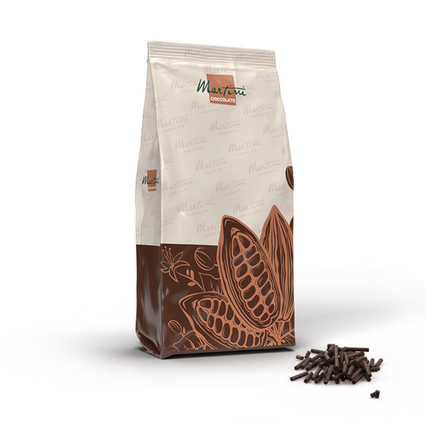 Álló tasak Martini Cioccolato márkájú csokoládéval, kakaóbab-grafikával, mellette csokoládéforgács.