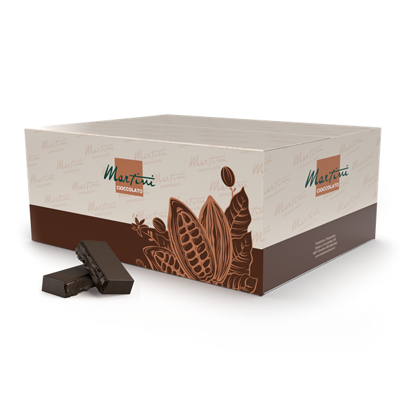 Krémszínű és barna Martini Cioccolato doboz kakaóhüvely grafikával, mellette két egymásra rakott étcsokoládé tábla.