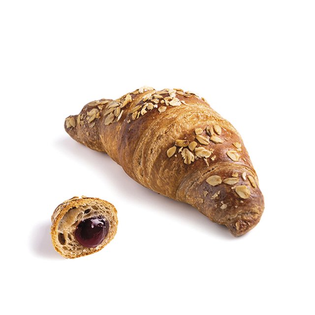 Zabpelyhes croissant, kisebb felvágott darabbal, sötét bogyós gyümölcs töltelékkel, fehér háttéren