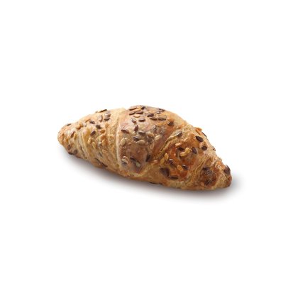 Aranybarnára sült croissant kevert magokkal, fehér háttér előtt.