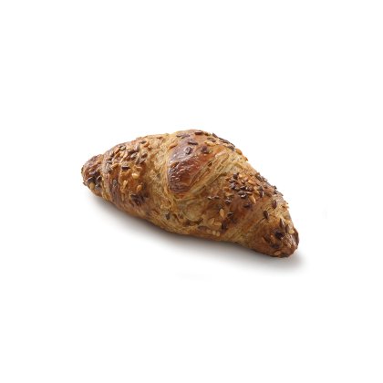 Aranybarna gabonás croissant magkeverékkel, fehér háttér előtt.
