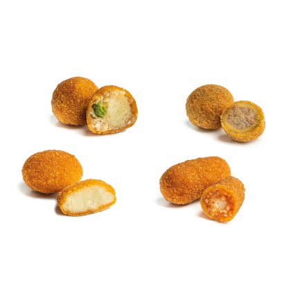 Négy bundázott, sült krokett, egészben és félbevágva, sajtos, húsos és paradicsomszószos töltelékkel.
