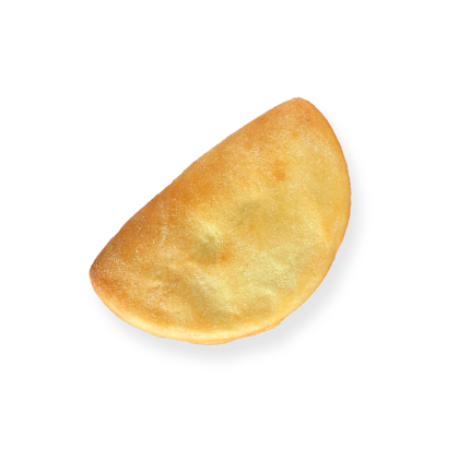 Aranybarna sült empanada hullámos szegéllyel, fehér háttér előtt.