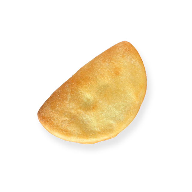 Aranybarna sült empanada hullámos szegéllyel, fehér háttér előtt.