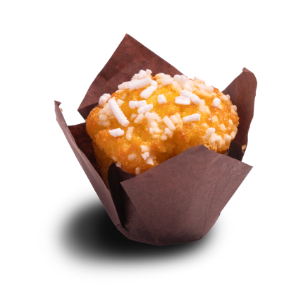 Aranybarna muffin fehér cukorgyöngyökkel díszítve, barna tulipán muffinpapírban, fehér háttér előtt.