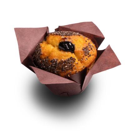 Aranysárga muffin chia magos szegéllyel és sötét lekvárcsomóval, barna papírformában, fehér háttér előtt