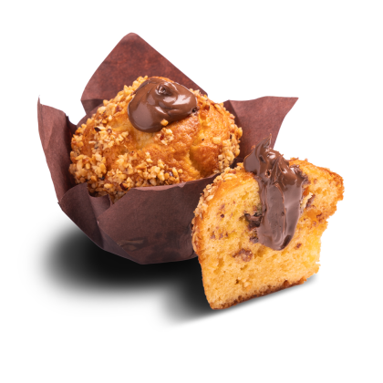Mogyorós morzsával bevont muffin papírban, csoki-mogyorós krémmel tetején, mellette egy félbevágott szelet