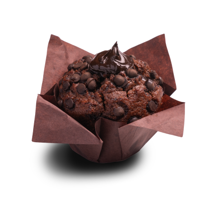 Duplacsokis muffin csokoládé ganache-csal, barna tulipán papírformában, fehér háttér előtt