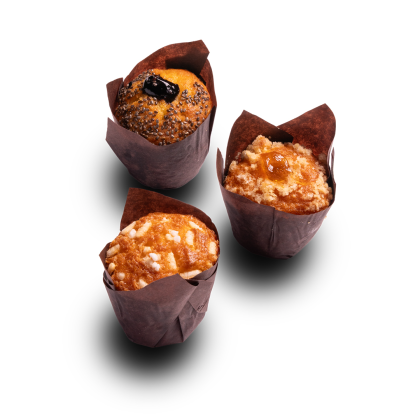 Három muffin barna papírkapszulában: mákos bogyós, morzsás lekváros és mandulás, fehér háttéren