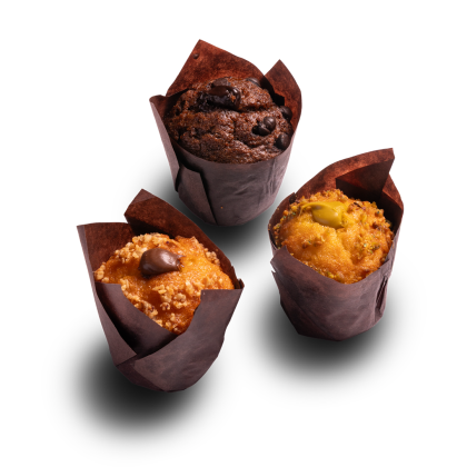 Három muffin barna papírformában: csokis, karamellás csokidarabbal és pisztáciás, fehér alapon