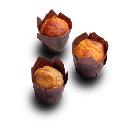 Három muffin barna papír sütőformában, fehér háttér előtt, kettő aranysárga, egy sötétebb.