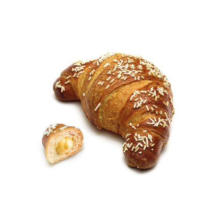 Aranybarna croissant fehér cukorszórással, mellette egy felvágott darab krémes vaníliatöltelékkel.