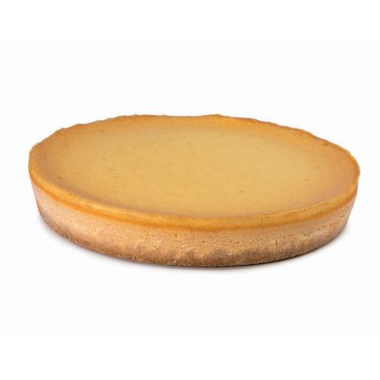 Kör alakú sült sajttorta arany-barna kéreggel és sima, halványsárga töltelékkel, fehér háttéren.