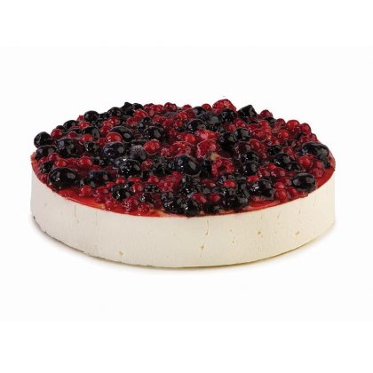 Kerek sajttorta vegyes bogyós gyümölcsökkel: ribizli, málna és áfonya, fehér háttér előtt