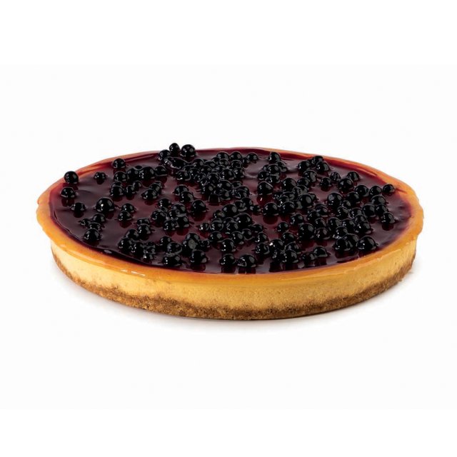 Kerek áfonyás sajttorta arany kéreggel, fényes bogyós öntettel, fehér háttér előtt