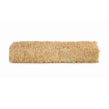 Téglalap alakú nugát szelet durvára tört mandulával bevonva, fehér háttér előtt.