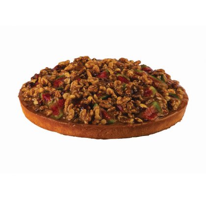 Kerek torta karamellizált dióval, szeletelt eperrel és karamellel bevont kiwidarabokkal, fehér háttéren.