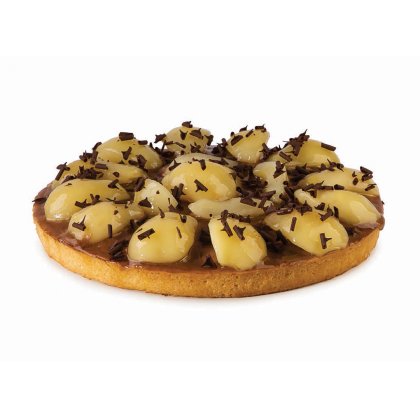 Kerek pite karamellizált tésztával, glazúrozott körteszeletekkel és csokoládéforgáccsal.