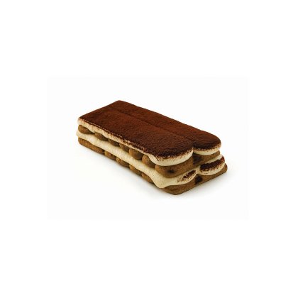 Téglalap alakú tiramisu szelet babapiskótával és krémrétegekkel, kakaóporral megszórva, fehér háttéren.