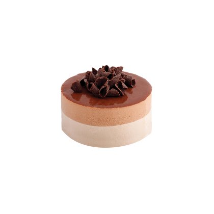 Kerek, rétegzett csokoládémousse torta fényes csokimázzal és étcsokoládé forgácsokkal, fehér alapon