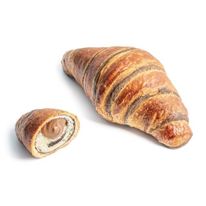Csokoládékrémmel töltött croissant, elvágott darabbal, mely a örvénylő tölteléket mutatja, fehér alapon