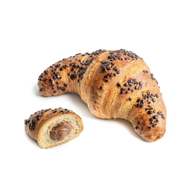Ívelt croissant csokoládédarabkákkal, felvágva csokoládés-mogyorós töltelékkel, fehér háttér előtt.