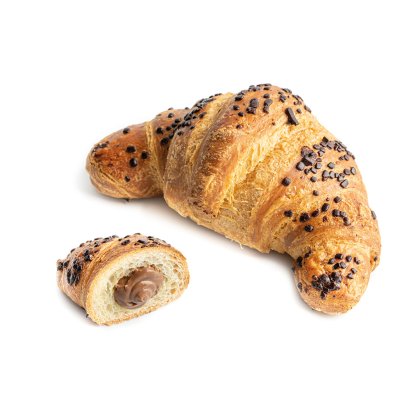 Egész croissant csokoládédarabkákkal, mellette egy felvágott darab csokoládétöltelékkel, fehér háttéren.