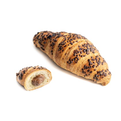 Egész croissant csokoládémorzsával, mellette egy szelet, benne mogyorós csokis töltelékkel, fehér háttéren