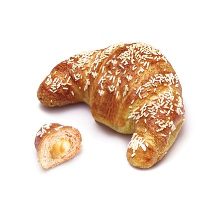 Aranyszínű croissant fehér cukorgyöngyökkel, mellette egy kisebb darab krémes vaníliatöltelékkel.