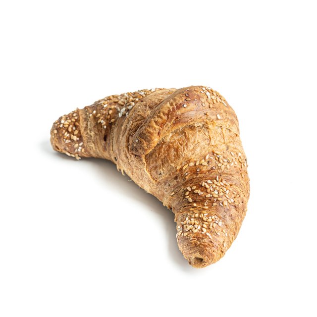 Teljes kiőrlésű croissant szezámmaggal, félhold alakban, fehér háttéren.