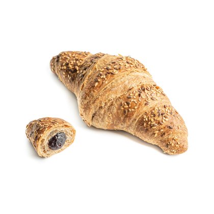 Teljes kiőrlésű croissant szezámmaggal, kisebb felvágott darabja sötét bogyós töltelékkel