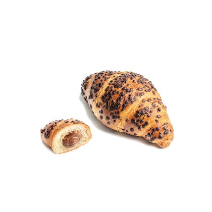 Egész croissant csokidarabkákkal, mellette felvágott darab csokoládés-mogyorós töltelékkel, fehér háttéren