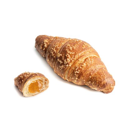 Egész, cukorral szórt croissant egy sárgabaracklekváros fél mellett, fehér alapon.