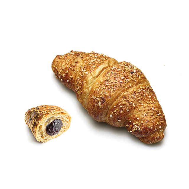 Teljes kiőrlésű croissant szezámmaggal, mellette egy megharapott darab csokoládétöltelékkel, fehér háttéren.