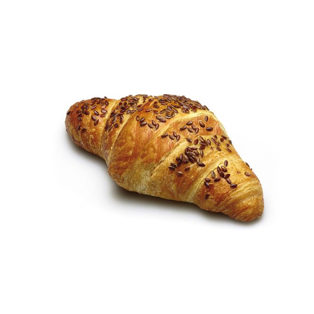 Aranybarnára sült croissant lenmaggal, fehér háttér előtt.