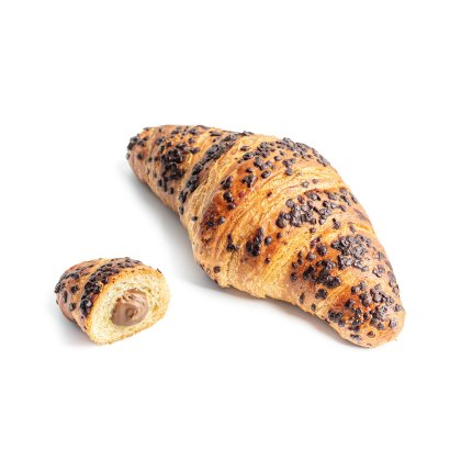 Csokoládédarabkás croissant, felvágva, csokoládés-mogyorós töltelékkel, fehér háttér előtt.