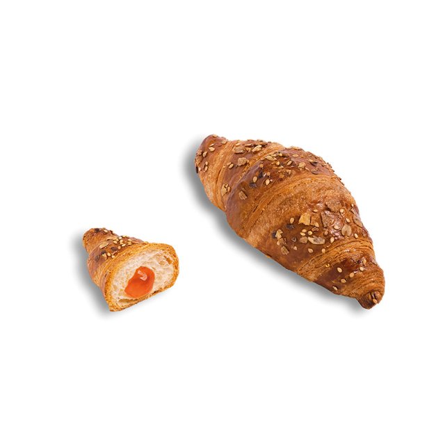 Két gabonás croissant sárgabaracktöltelékkel, egy egész és egy félbevágott, fehér háttér előtt.