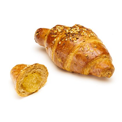 Aranybarna magvas croissant, kisebb szelet lágy sárga töltelékkel, fehér háttéren