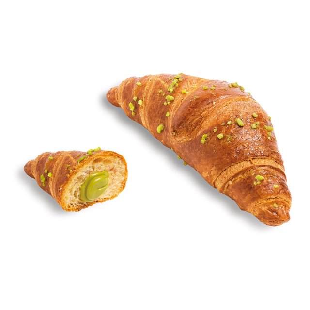 Aranyszínű croissant aprított pisztáciával, az egyik fele krémes zöld pisztáciatöltelékkel.