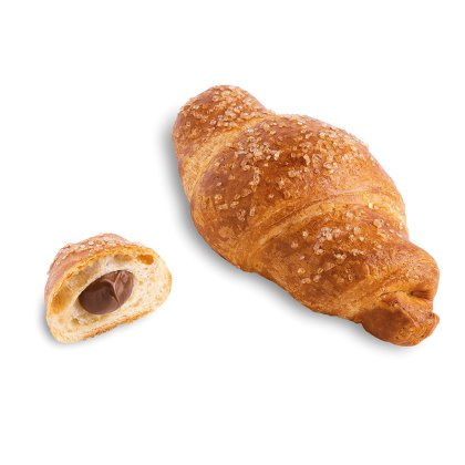 Cukorral szórt, csokoládéval töltött croissant, egészben és félbevágva, fehér háttér előtt.