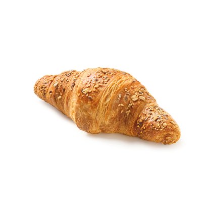 Aranybarnára sült gabonás croissant magokkal és zabpehellyel, fehér háttér előtt.