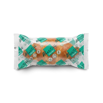 Croissant átlátszó műanyag csomagolásban, ismétlődő türkiz „Martini Frozen” logómintával
